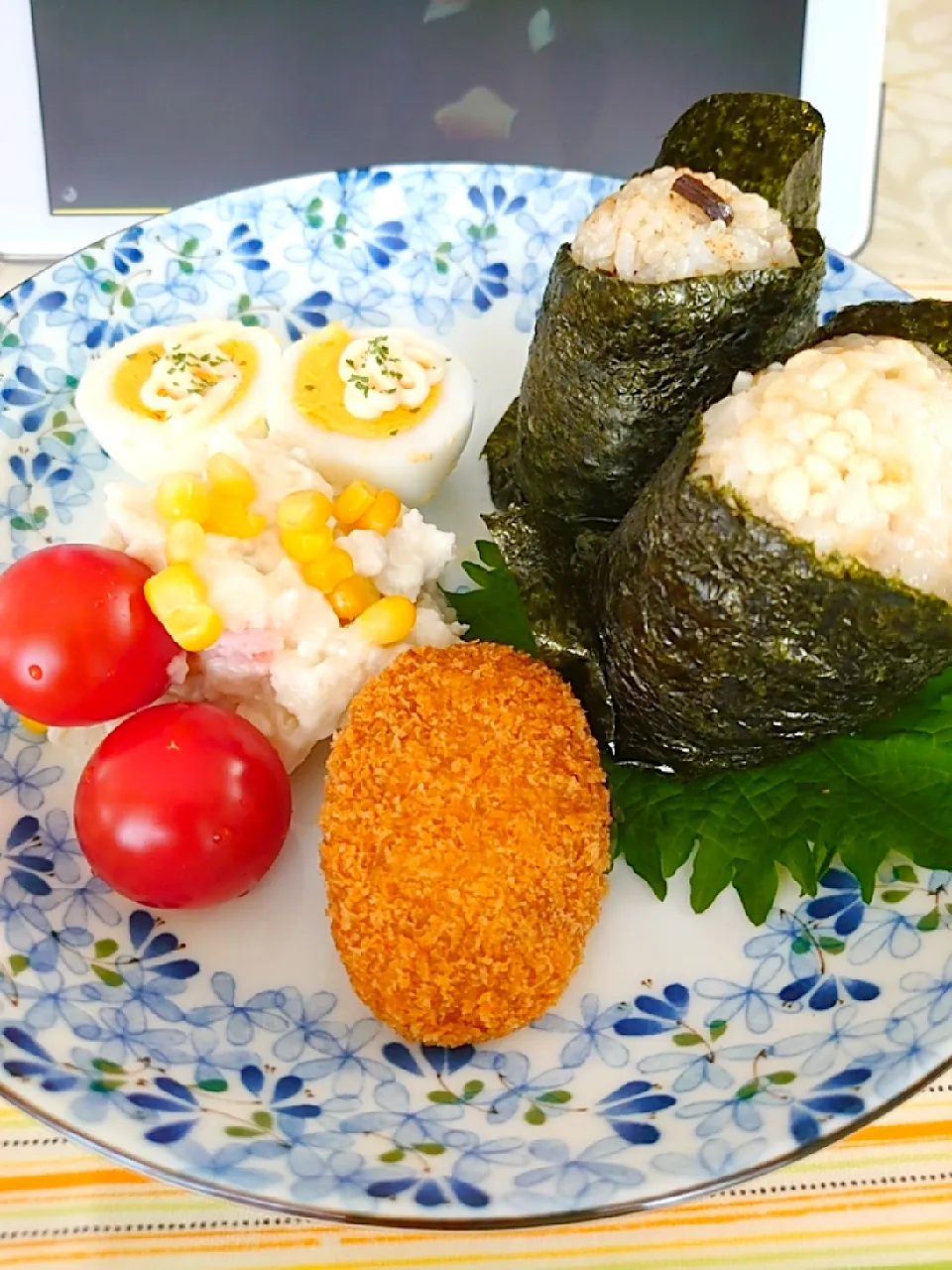 Snapdishの料理写真:おむすびランチ🍙
 
悪魔のおにぎりのつもりが青海苔忘れました😅|🍒ふみりん🍒さん