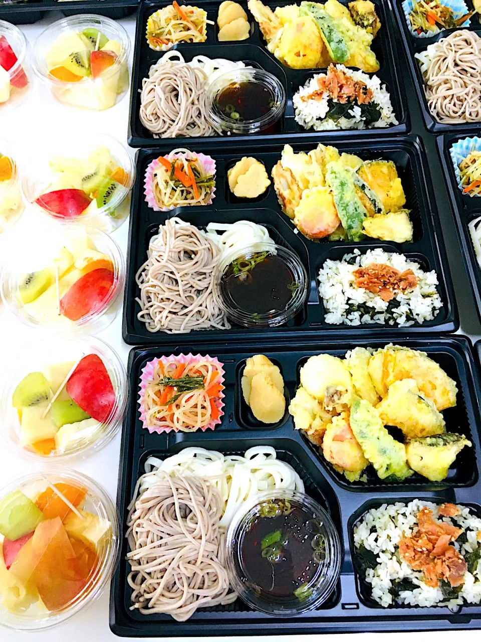 Snapdishの料理写真:ハッピーホリデーのハッピーシャワー弁当🍱天ぷらうどん蕎麦弁当です✌️台湾パイナップル🍍🍎🍊🥝カップフルーツ付き^_^💖|HAMI69さん