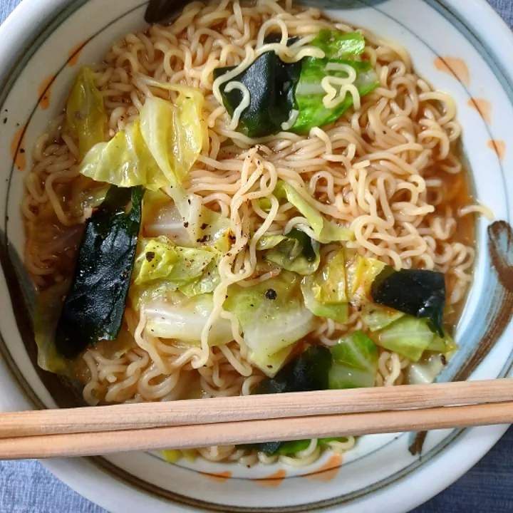 日曜日昼下がりのインスタントラーメン|ぱいんてーるさん