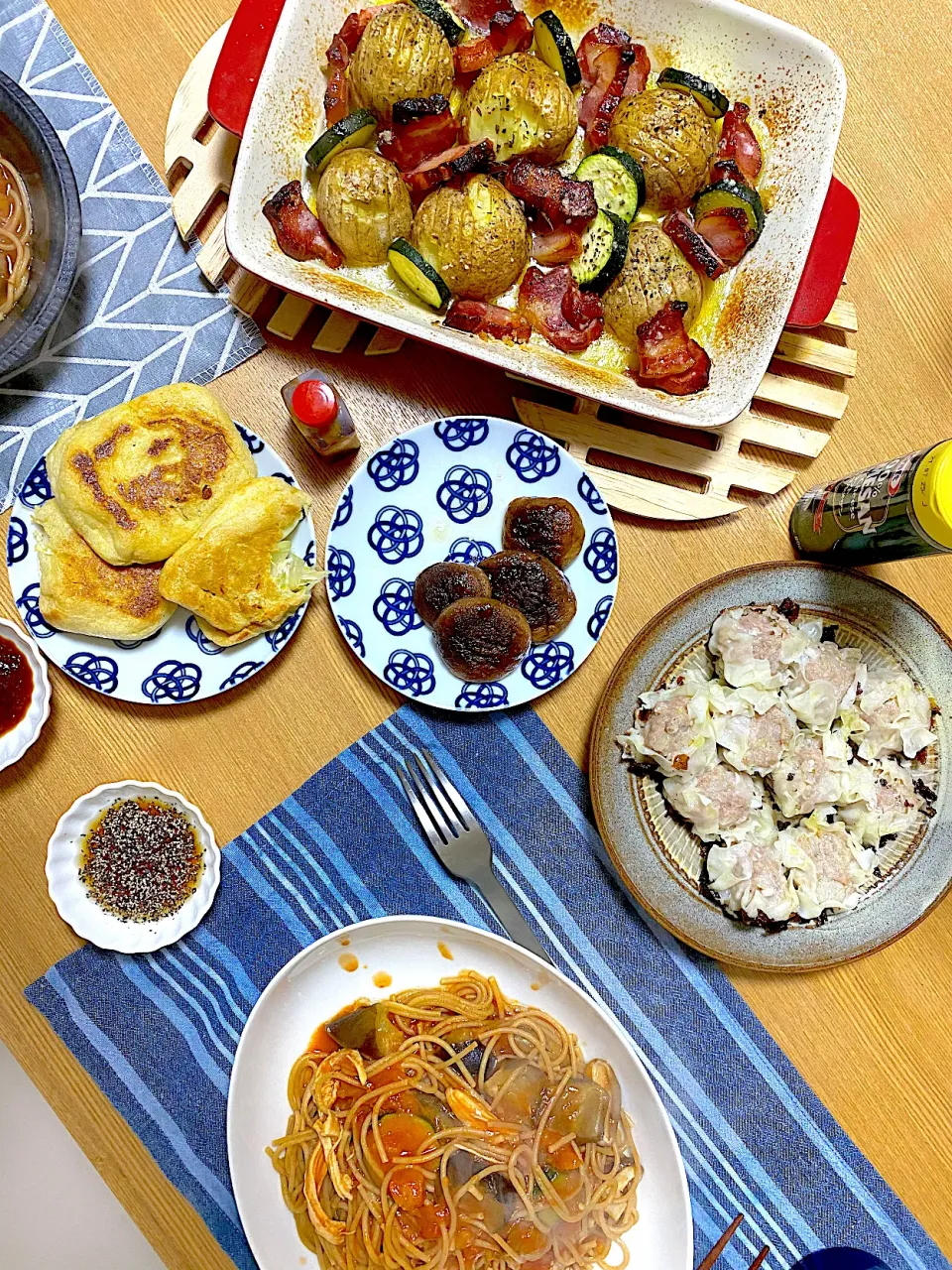 浜松のズッキーニとナスのトマトパスタ、焼きしゅうまい、ハッセルバック風（笑）のポテト、浜松の焼き椎茸、浜松のあげネギ挟み味噌だれ|1614さん