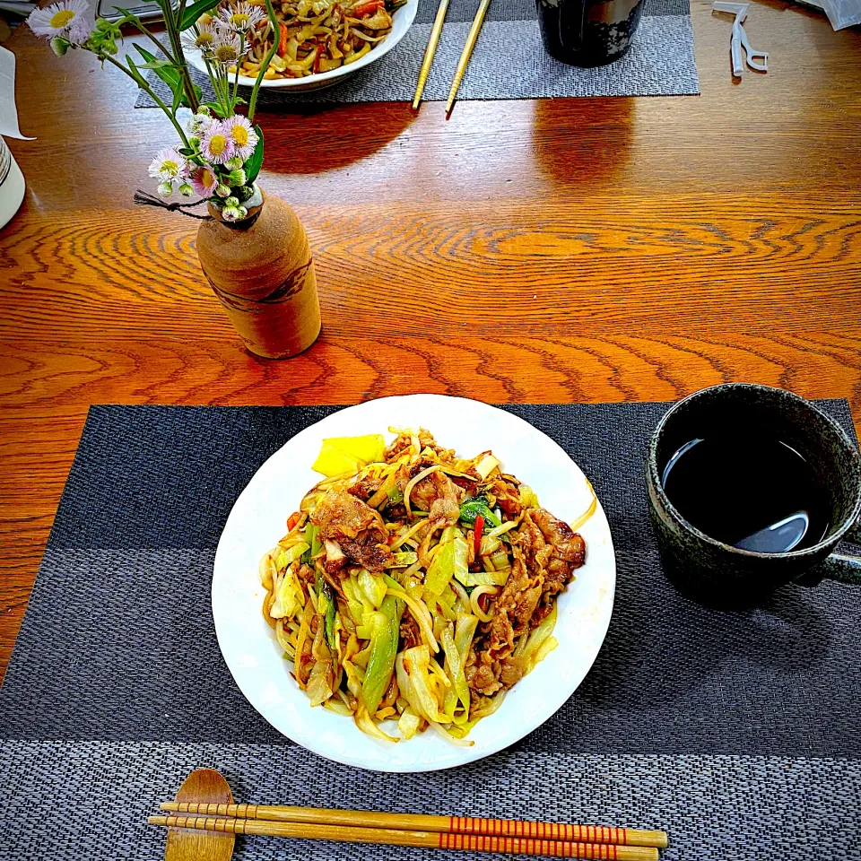 焦がし醤油味の焼きうどん、野菜と牛肉たっぷりで|yakinasuさん