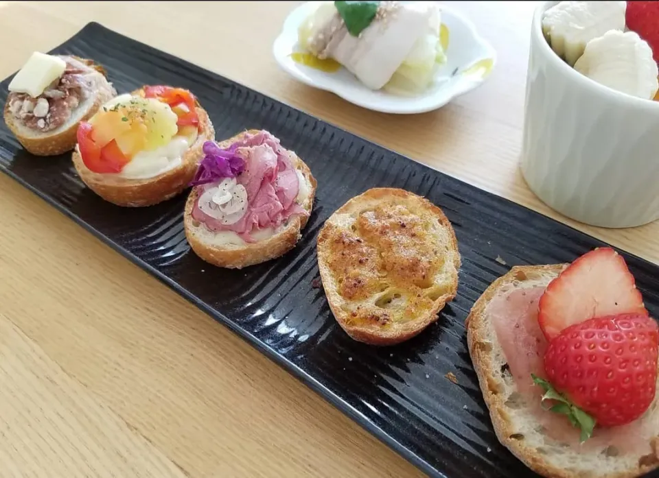 フランスパンで朝ごはん|ひんひさん