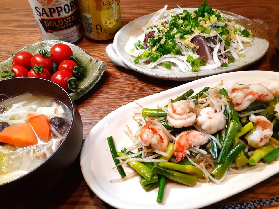 ケンケン漁鰹のたたき🐟
海老とニンニクの芽とモヤシの炒め物
春キャベツたっぷり具沢山な豚汁
とても甘くて美味しいミニトマト🍅|fumfumさん