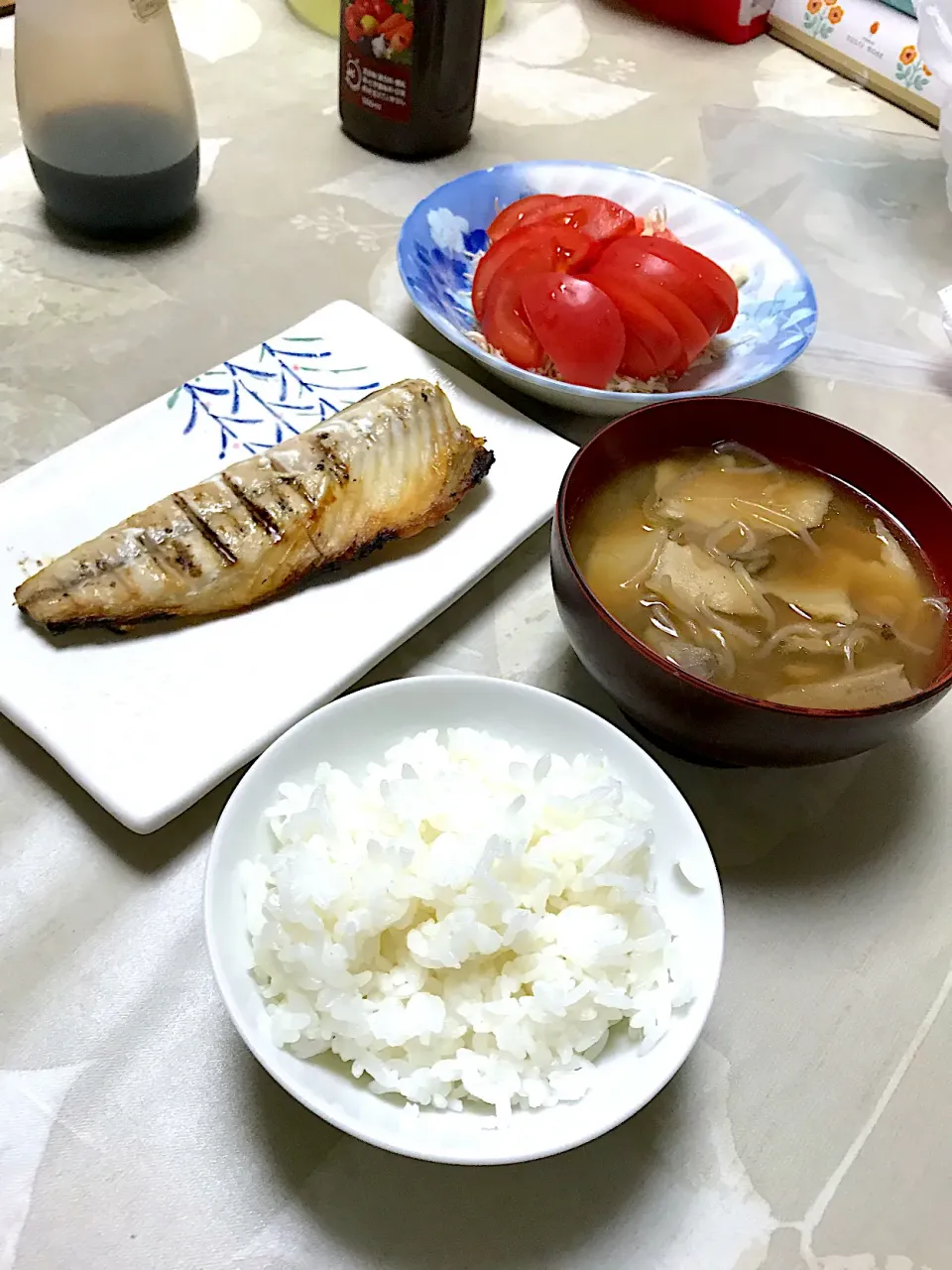 Snapdishの料理写真:父の手料理　鯖の塩焼き、鶏汁、トマト|sayaさん