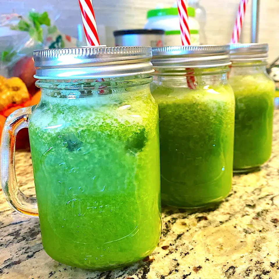 Organic fresh vegetables & fruits juice🥤(about 3 cups of juice)
2🍋,6🥬,1🥒,2🥝,2🍎1🍊12stalks celery, 1 thumb ginger → peel 🍊🍋🥝 ginger &put all the veges & fruits into a juicer |にゃんこさん