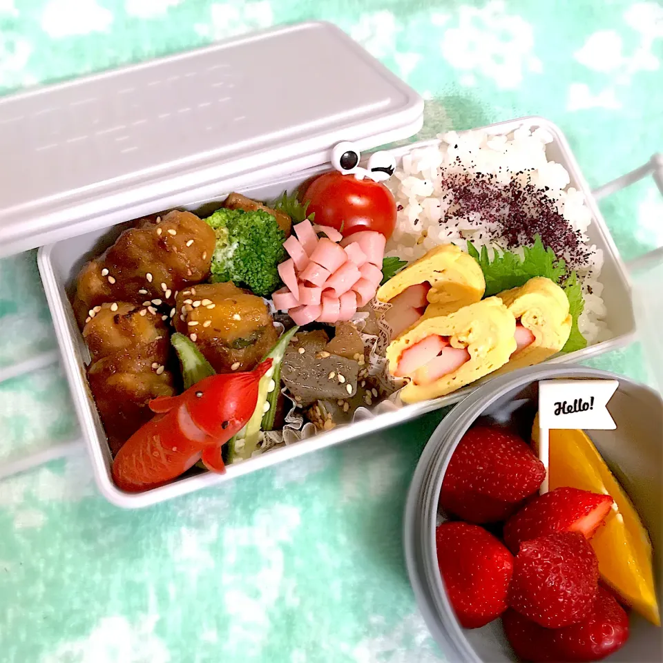 jk1弁当🍱〜たけのこ豚肉巻き・カニカマ玉子焼き・こんにゃくごぼう煮・ソーセー人・花ハム・イチゴ|華恋さん