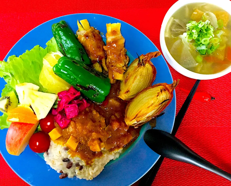 ハッピーモーニング^_^💖朝カレー💪もち麦小豆粥にスパイスチキンカレー🍛たっぷりフルーツ、焼きピーマン🫑さつまいも豚肉巻き甘酢あん、焼き玉葱🧅具沢山味噌汁😋💖🙏朝カレー233日目✌️朝ごはんは勝負飯💪🤗完食笑笑👍|HAMI69さん