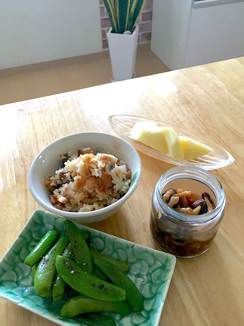 鶏手羽中の炊き込みご飯、シメジのなめ茸、スナップえんどうのバターソテー、林檎🍎😽|さくたえさん