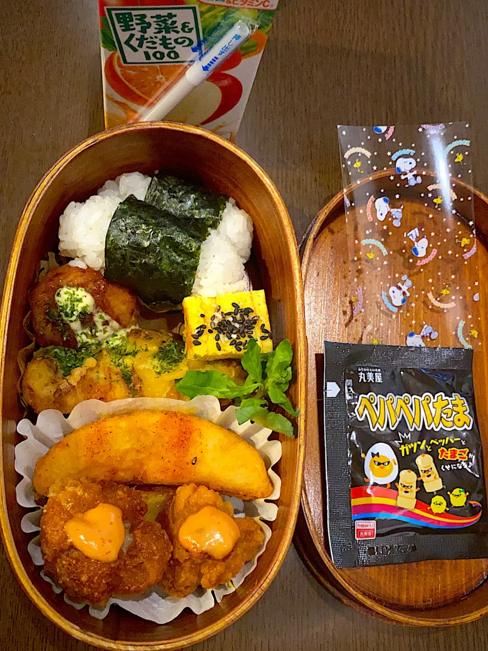 Snapdishの料理写真:お弁当🍱　おむすび🍙焼き海苔　ペパたまふりかけ　出し巻き卵　胡麻塩　タコ焼き　ソースマヨ青海苔　竹輪の磯辺揚げ　フレンチフライ　チリガーリックシーズニング　フライドチキン　オーロラ辛ソース　クコの葉　野菜ジュース|ch＊K*∀o(^^*)♪さん