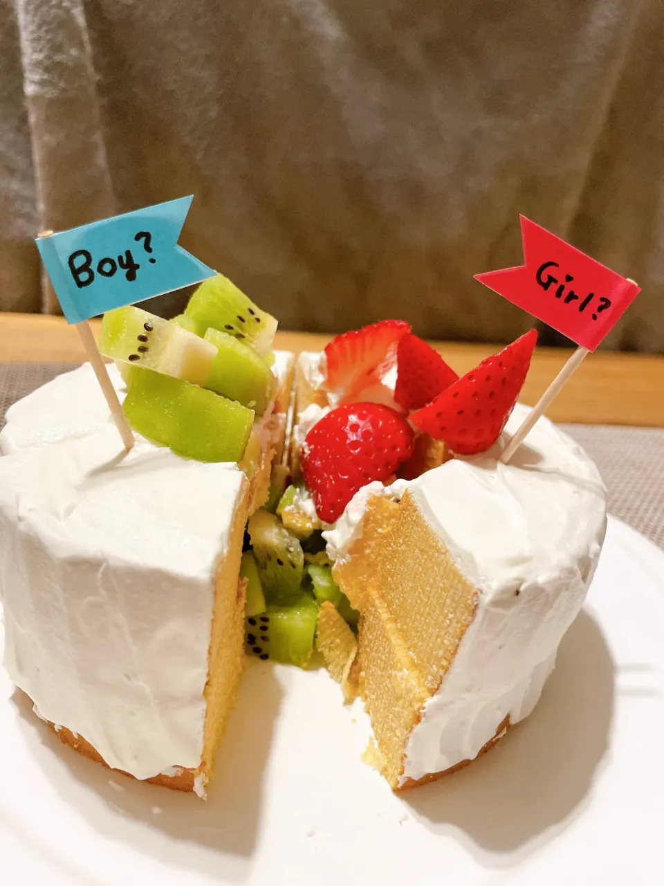 Snapdishの料理写真:ジェンダーリビールケーキ🍰|ちいさん