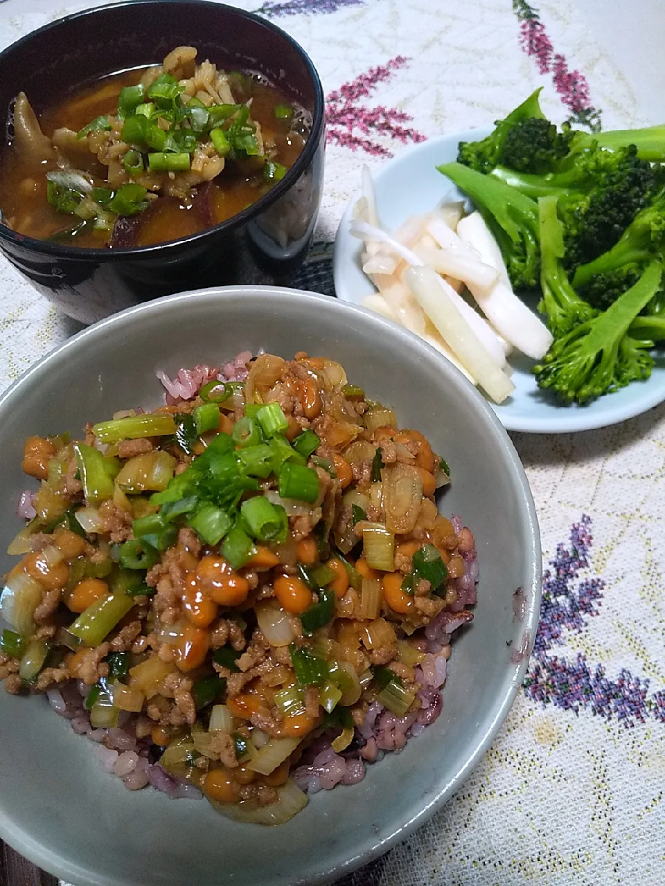 今日のご飯
※ひき肉納豆丼
※わけぎの根元の甘酢漬け
※キノコとさつま芋とあおさのりのお味噌汁
※ブロッコリー|れあMIXさん