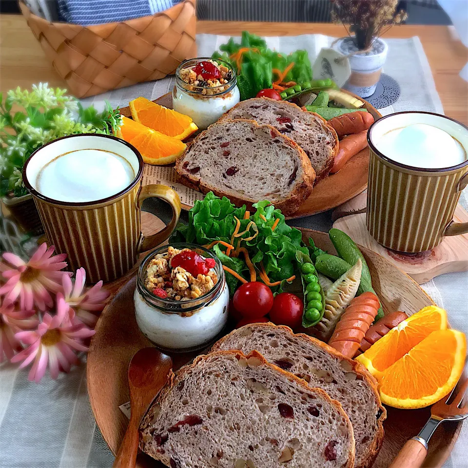 Snapdishの料理写真:ドライクランベリーと胡桃入りのパンであさごパン🌤🍞🍽☕️*ﾟ|mou mouさん