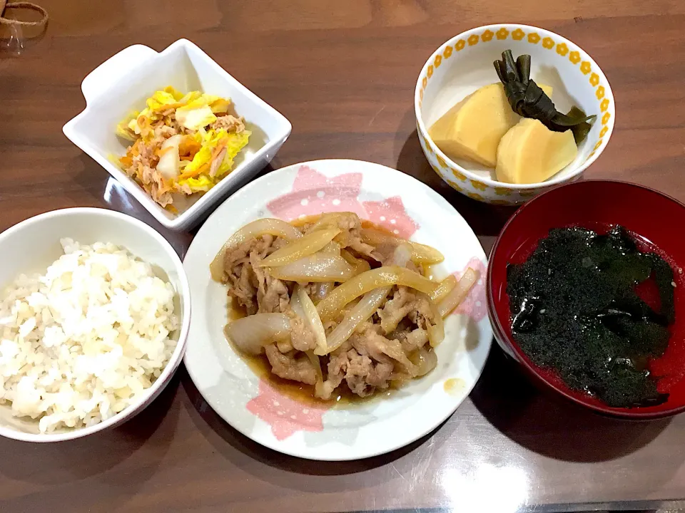 Snapdishの料理写真:カサ増し豚の生姜焼き わかめスープ たけのこと昆布の煮物 白菜とツナのうま和え|おさむん17さん