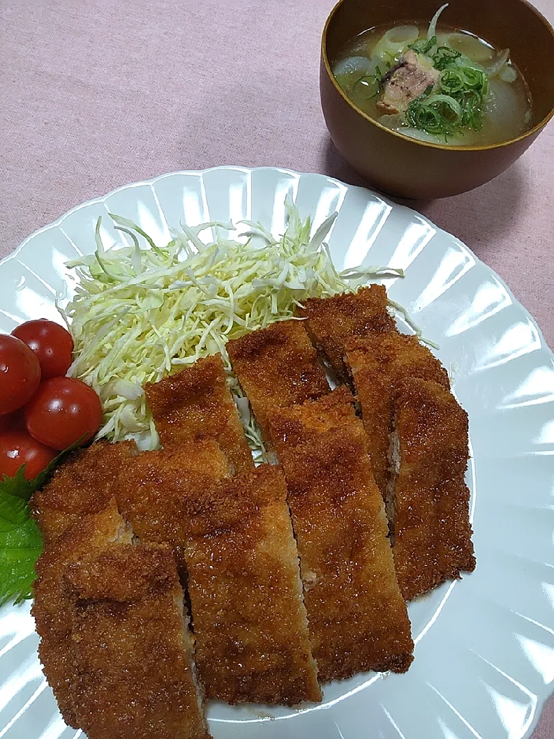 Snapdishの料理写真:☆今日の晩ごはん☆　ソースカツ　新玉ねぎとサバ缶のお味噌汁|hamamaさん