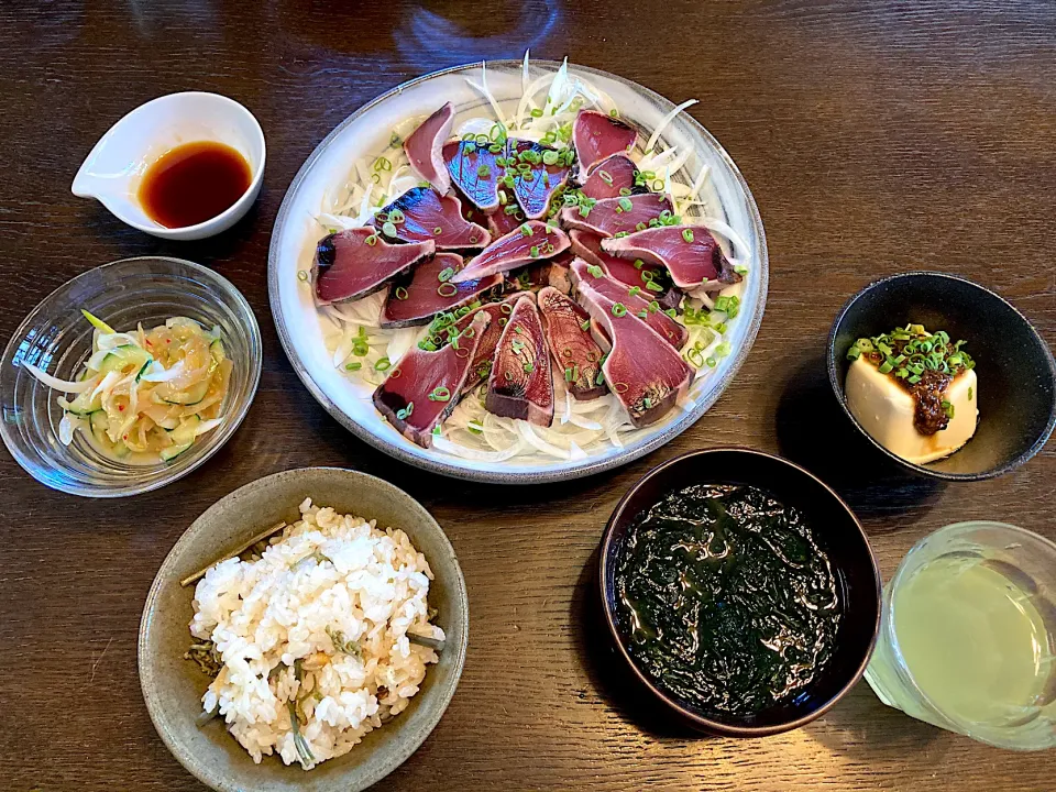 鰹のタタキ、中華クラゲ、冷奴、アオサ汁、蕨ご飯|カドラさん