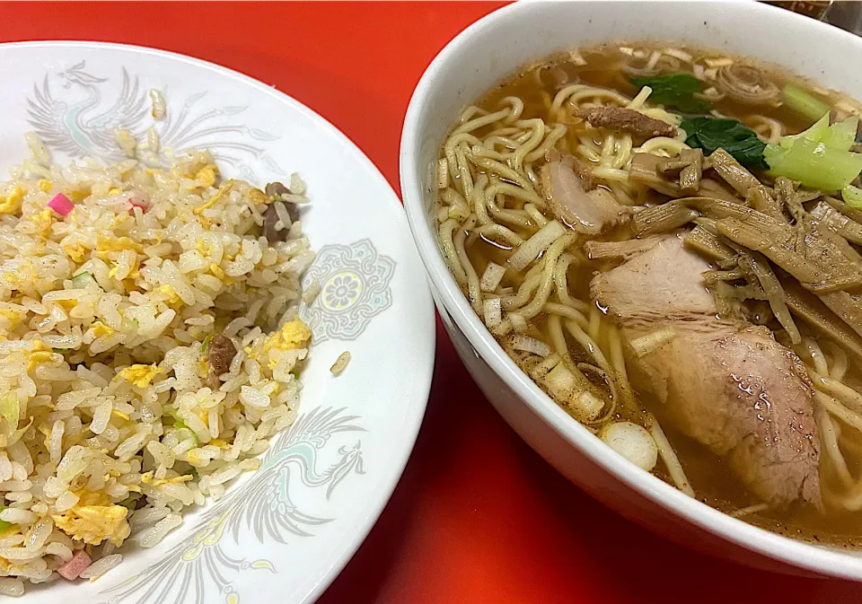 Snapdishの料理写真:地元の町中華で半チャンラーメン♫|須佐 浩幸さん