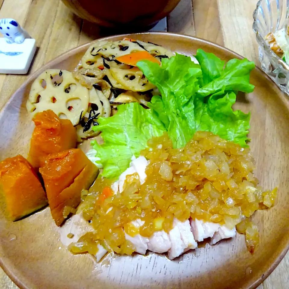 サラダチキンアレンジ🥗玉ねぎみじん切りソースがけ　　みりんと醤油仕立てで玉ねぎの甘さが効いてます🥰🥰|みずはらさん