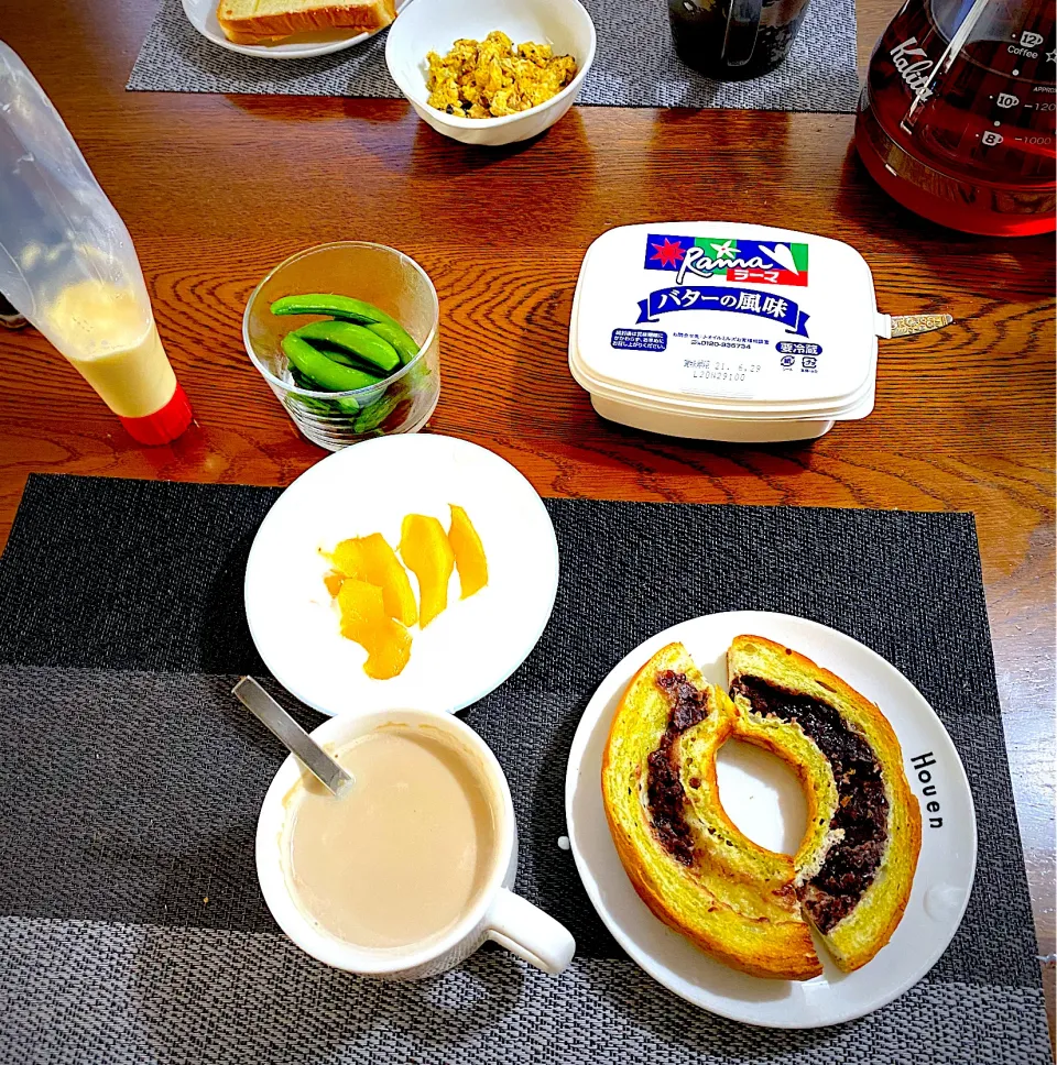 Snapdishの料理写真:4月19日　朝ごはん　抹茶あんぱん、カフェオレ、ヨーグルト林檎の甘煮、スナップエンドウ|yakinasuさん