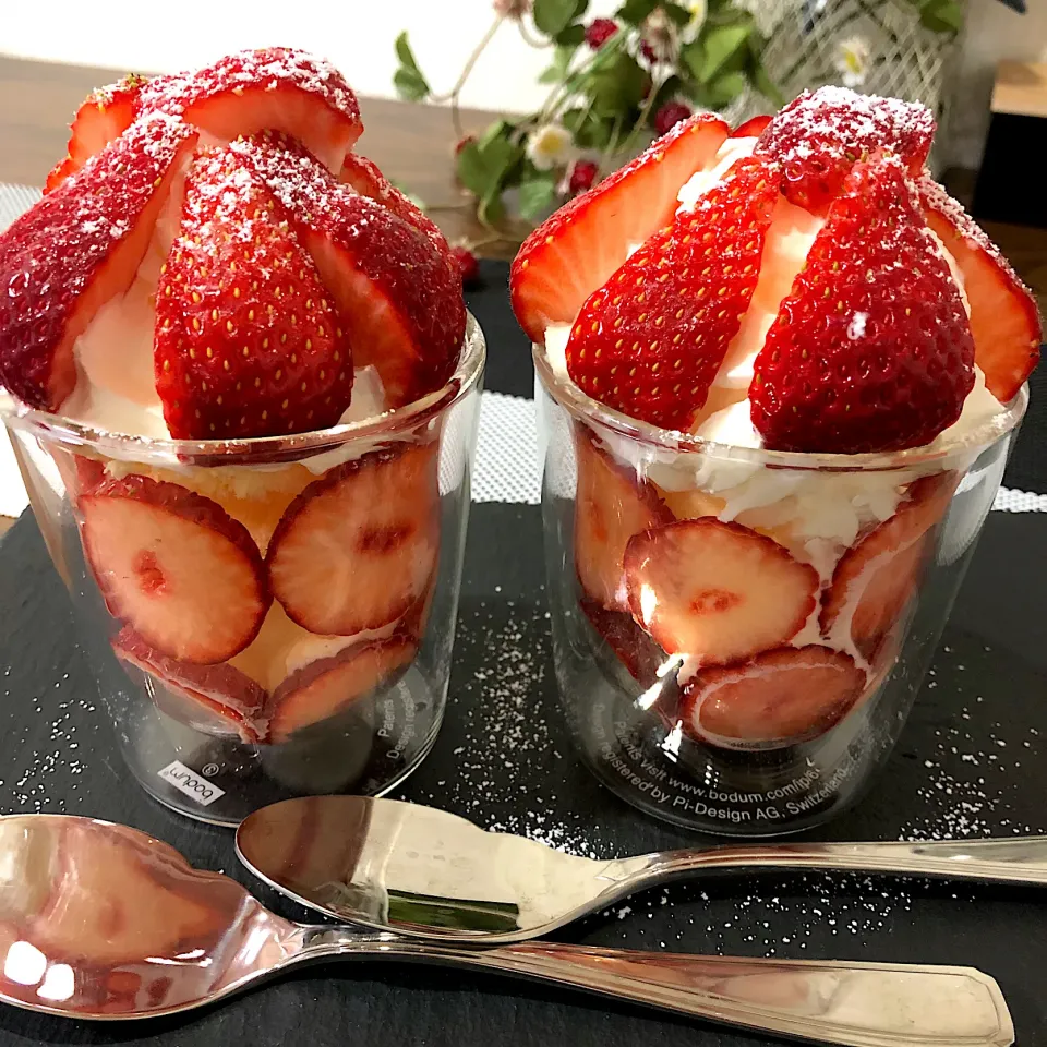 いちごパフェ🍓|すと☺︎*☻さん