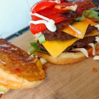 smashed burgers on the bbq, 2 smashed pattys lettuce, cheese, spring onions l, sweet chilli amd mayo, then topped with a thin cut sirloin steak|billygさん