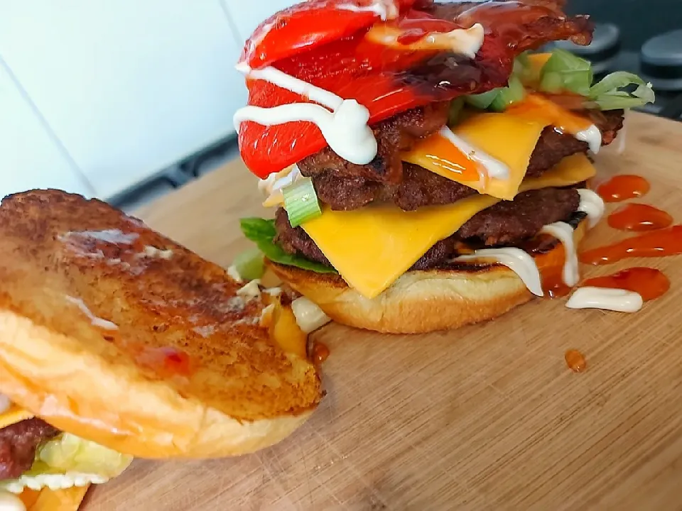 smashed burgers on the bbq, 2 smashed pattys lettuce, cheese, spring onions l, sweet chilli amd mayo, then topped with a thin cut sirloin steak|billygさん