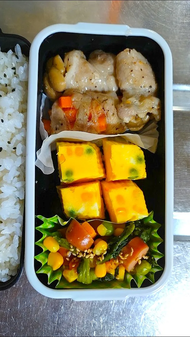 旦那弁当　2021/04/19

しめじとにんじんの肉巻き
ベジオムレツ
ほうれん草とベジのゴマ和え|ユキヨメ♪さん