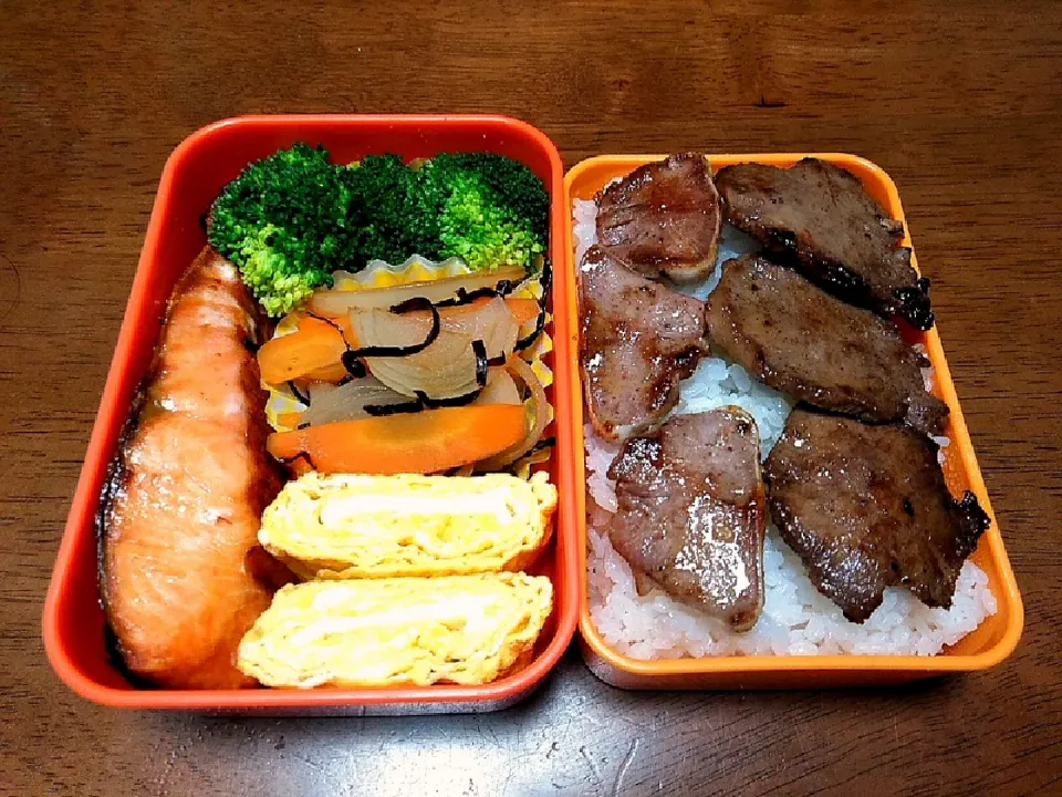 娘のお弁当＊牛豚タン丼
＊ブロッコリー
＊人参と玉ねぎの塩昆布和え
＊だし巻き卵
＊焼き鮭|秀美«シュウビ»さん