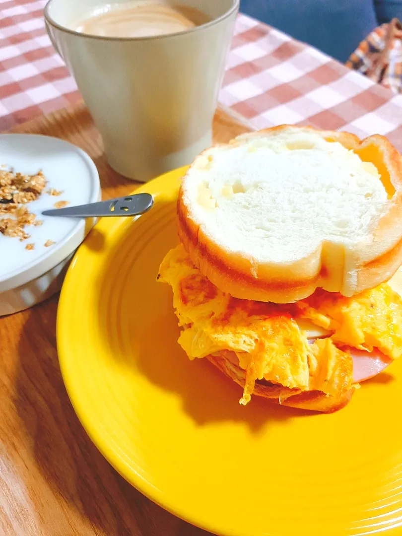 丸太食パンでハムチーズ玉子サンド|マイキーさん