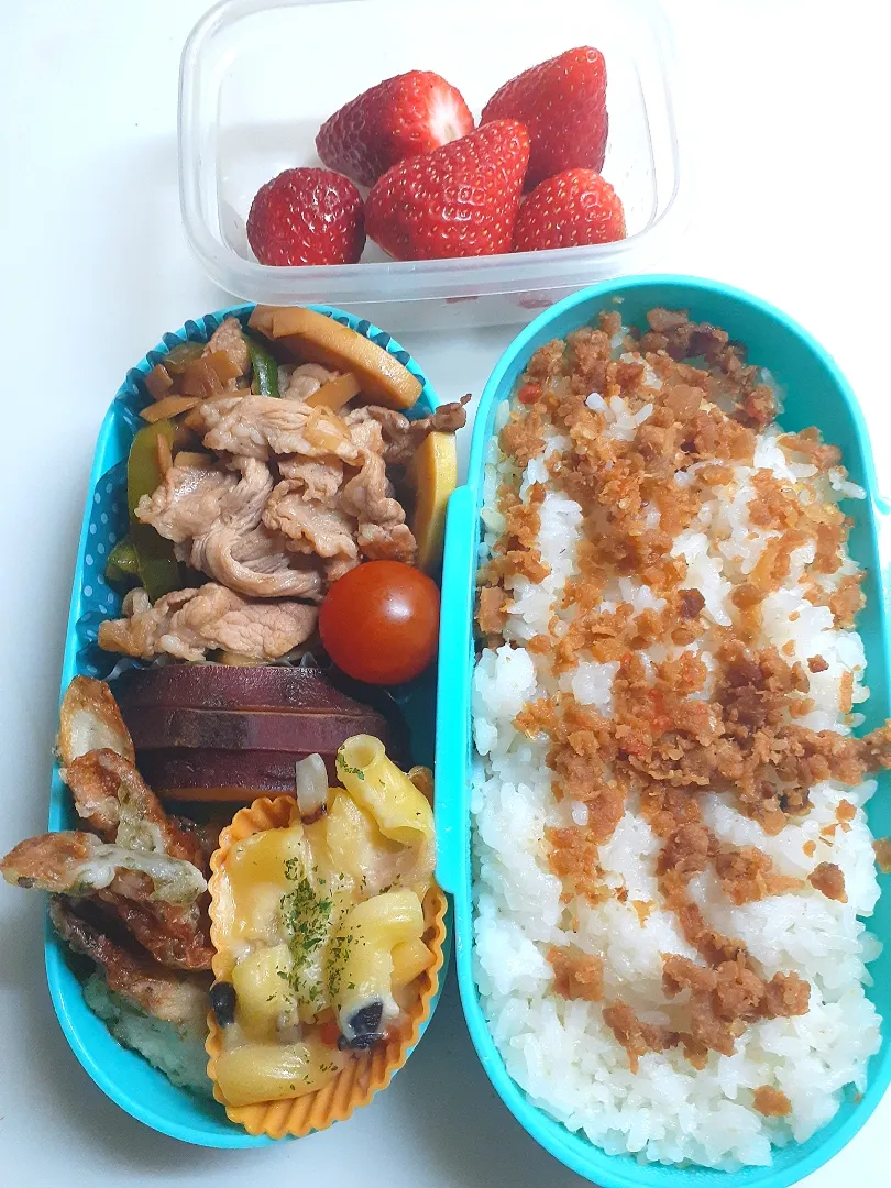 ☆中学生弁当☆そぼろごはん、豚肉中華炒め、ミニトマト、竹輪磯揚げ、マカロニグラタン、薩摩芋レモン煮、いちご|ｼｮｺﾗさん