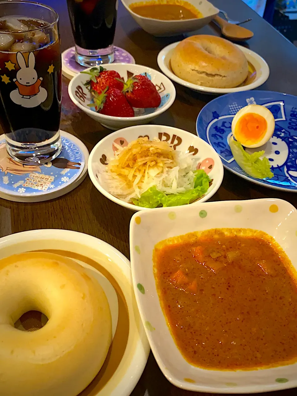 全粒粉ベーグル🥯　スパイスカレースープ　大根サラダ🥗　煮卵🐣　苺🍓　コーヒー🍹|ch＊K*∀o(^^*)♪さん