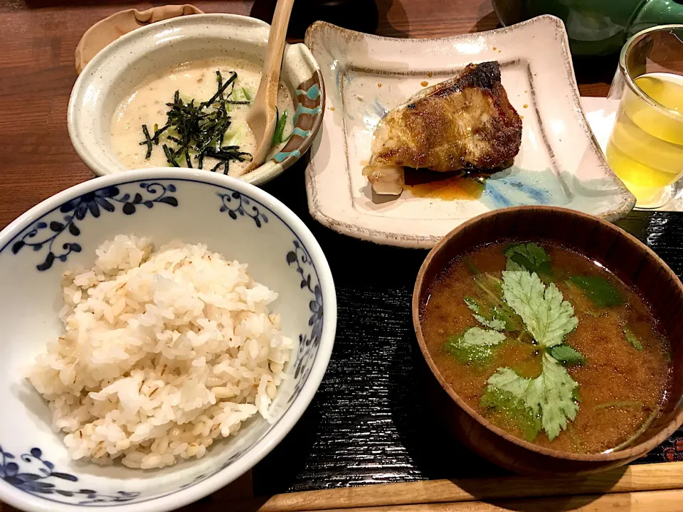 Snapdishの料理写真:ぶりの照り焼き、自然薯とろろ汁夜の定食|こいちさん