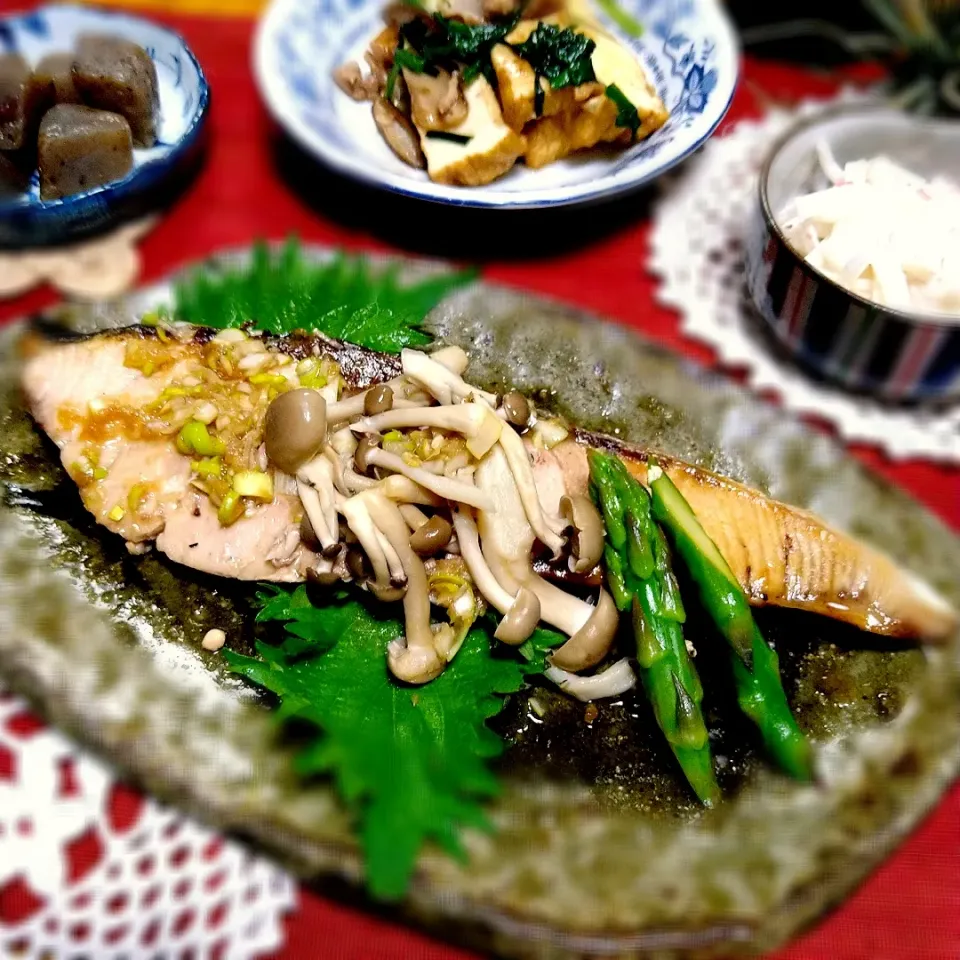 Snapdishの料理写真:Kaorinboさんの料理 カリカリ塩焼きブリの香味ソース|とまと🍅さん