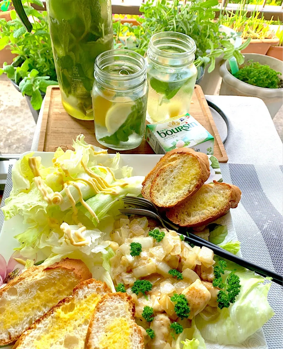 鶏肉と玉ねぎ炒めチーズ乗せワンプレート　ミントとレモンのフレーバーウォーター🍋🌿|シュトママさん