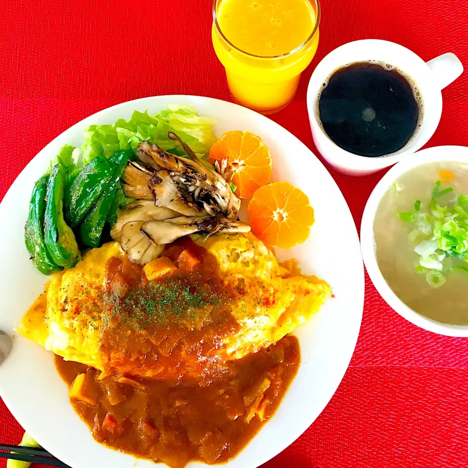 ハッピーモーニングセット😃💖レタスチャーハンオムライス😋スパイスチキンカレー掛け🍛ピーマン🫑舞茸マジックソルトソテー🧂🍊ワンプレート💖具沢山味噌汁、🍍🍊フルーツジュース🍹朝ごはんは勝負飯💪完食😋✌️🙏|HAMI69さん