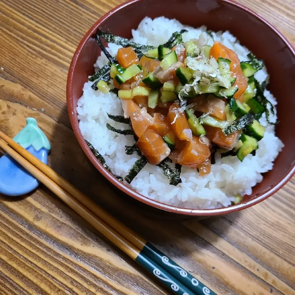 きゅうりとサーモンのユッケ丼|みかとぅーさん