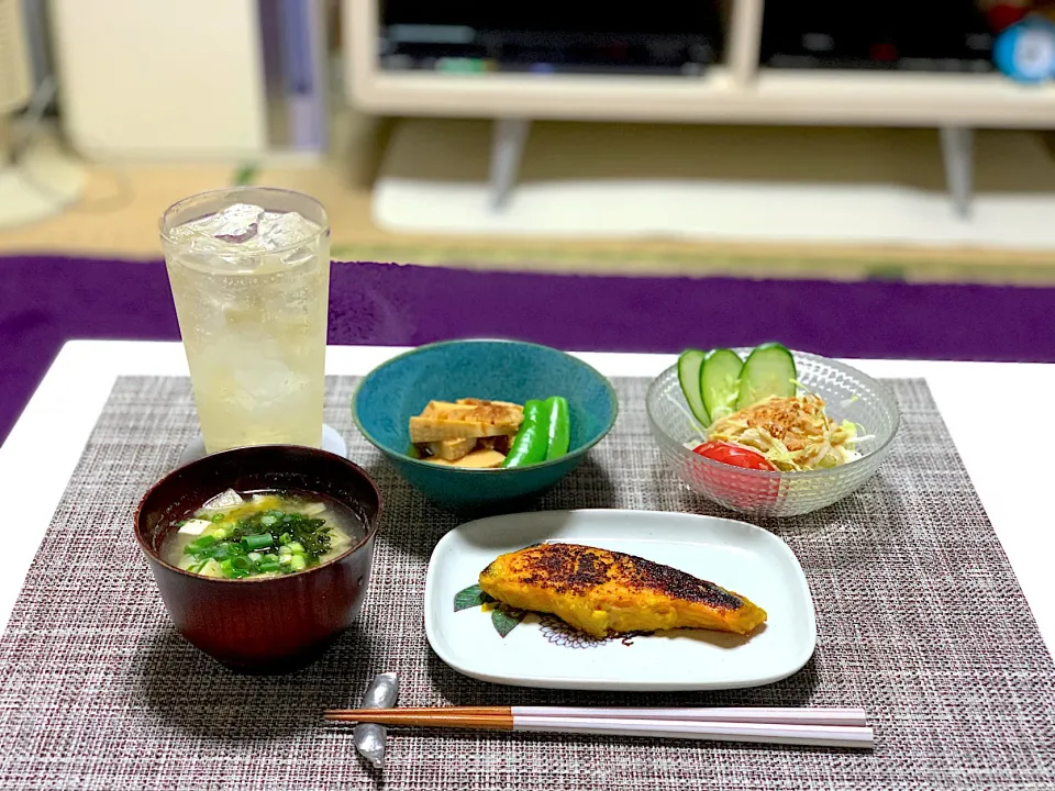 ばんごはん。鮭の味噌漬け、筍の土佐煮、サラダ、豆腐とあおさの味噌汁。|yukiさん