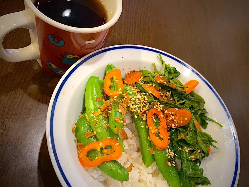 スナップエンドウとクコの葉お浸しのフルーツビネガー丼🍎🌿　フライドオニオン　コーヒー☕️|ch＊K*∀o(^^*)♪さん