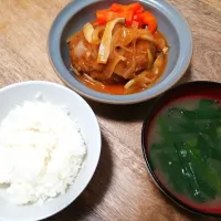 Snapdishの料理写真:夜ご飯
煮込みハンバーグ
ニラのお味噌汁
お米|mokomokoさん