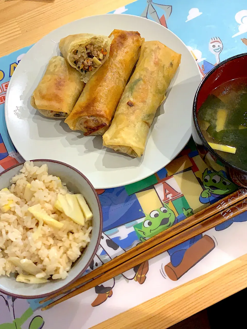 Snapdishの料理写真:たけのこづくし☆春巻き☆たけのこごはん☆たけのことワカメのお味噌汁|ぺろたんさん