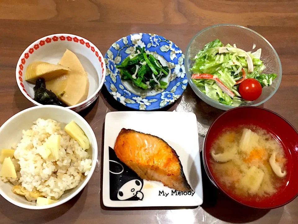 Snapdishの料理写真:たけのこご飯 塩鮭 根菜ときのこの味噌汁 レタスとカニカマのオイマヨごまサラダ ほうれん草とえのきのおひたし たけのこと昆布の煮物|おさむん17さん