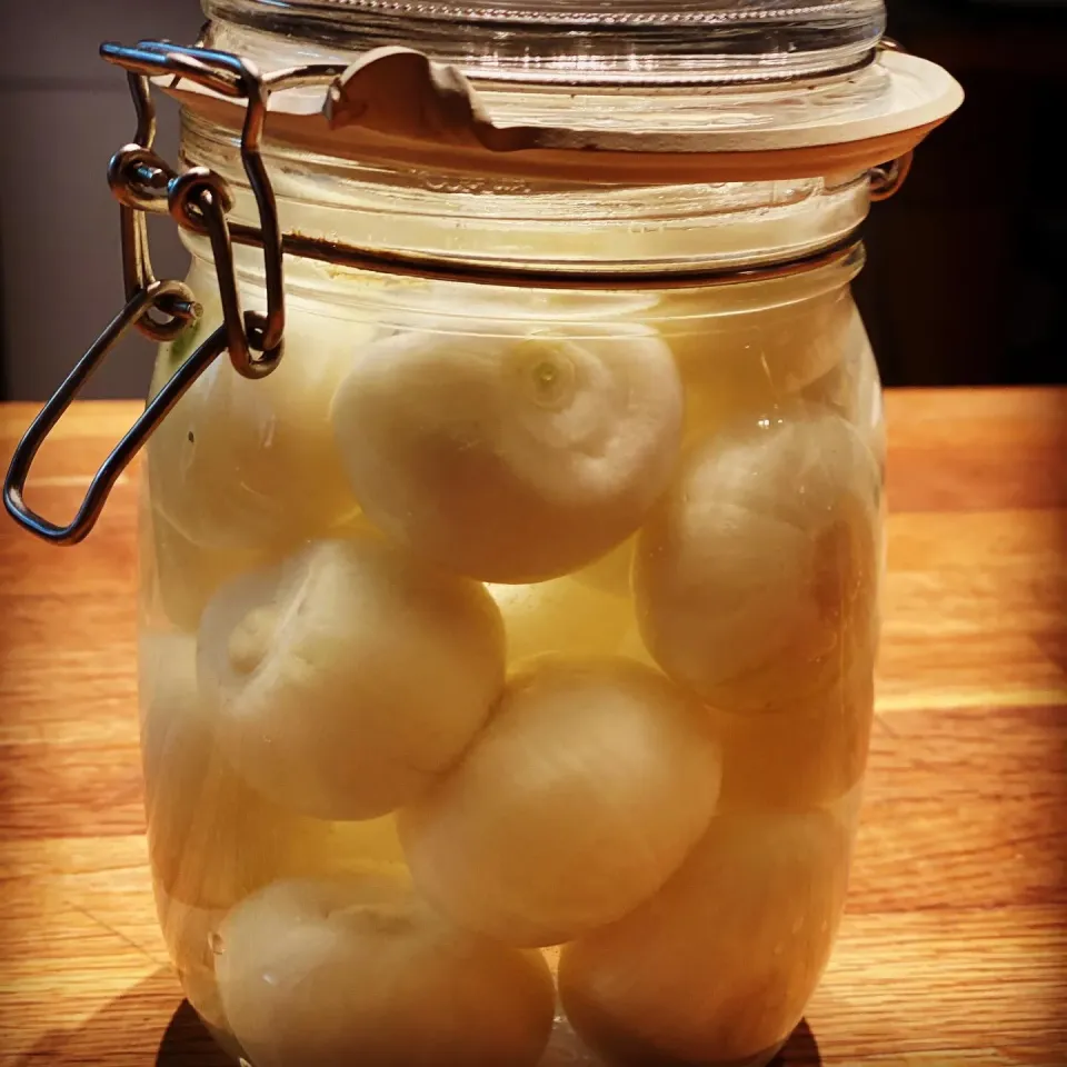 Made fresh Pickled Onions an old school favorite growing up from our local chip shop ! The onion vinegar great with fresh chips #Chefemanuel #pickled #onion|Emanuel Hayashiさん