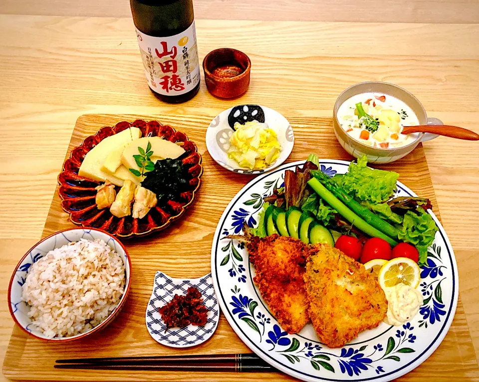 今日の夕食　アジフライ　サラダ　若竹煮　白菜と松山揚げのさっと煮　ベーコンと野菜のミルクスープ　柴漬け　もち麦ごはん|ふわ猫はなちゃんさん