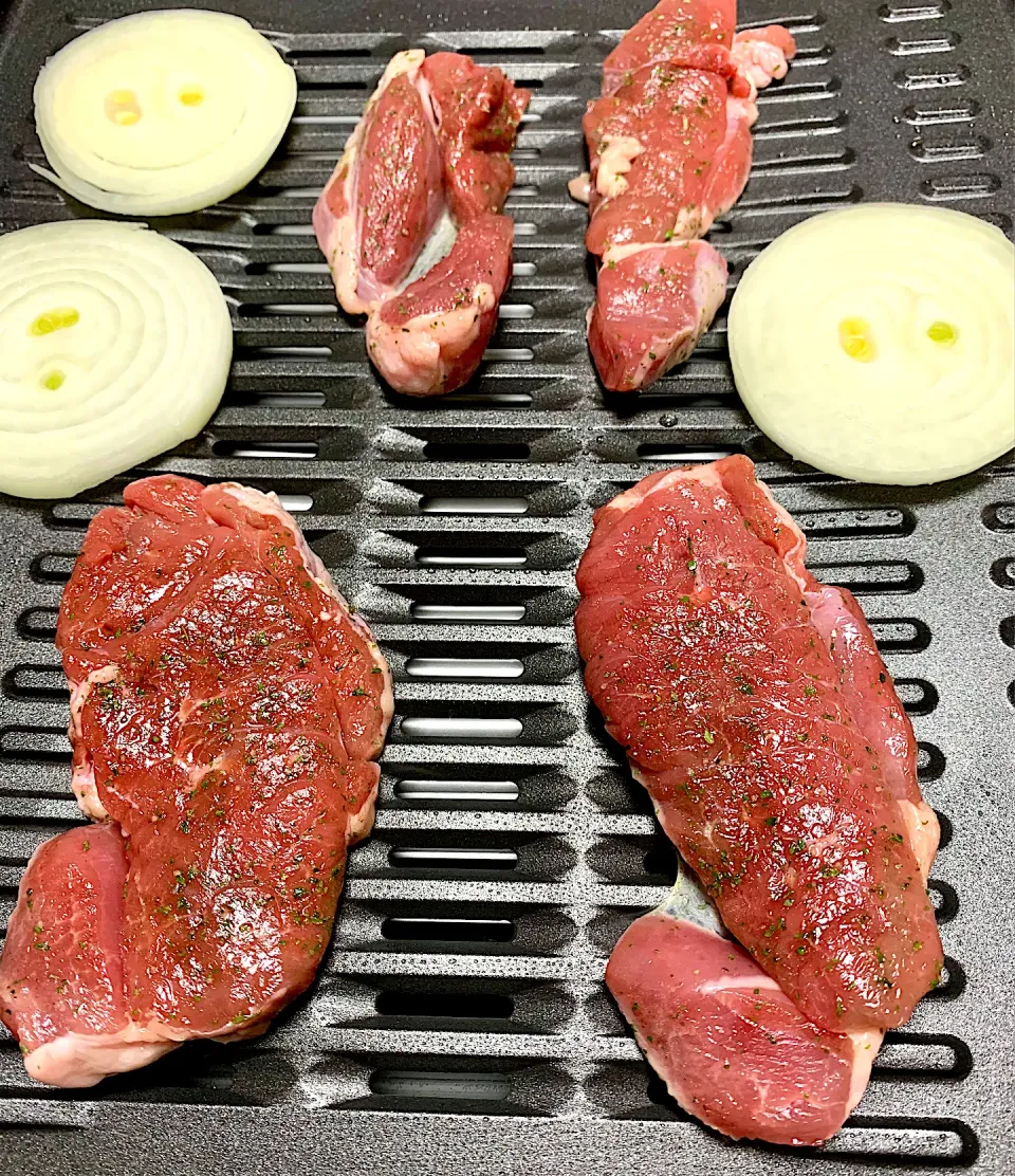 Had some butterflied leg of lamb  so grilled them off....lemon & Dijon|gonbenさん