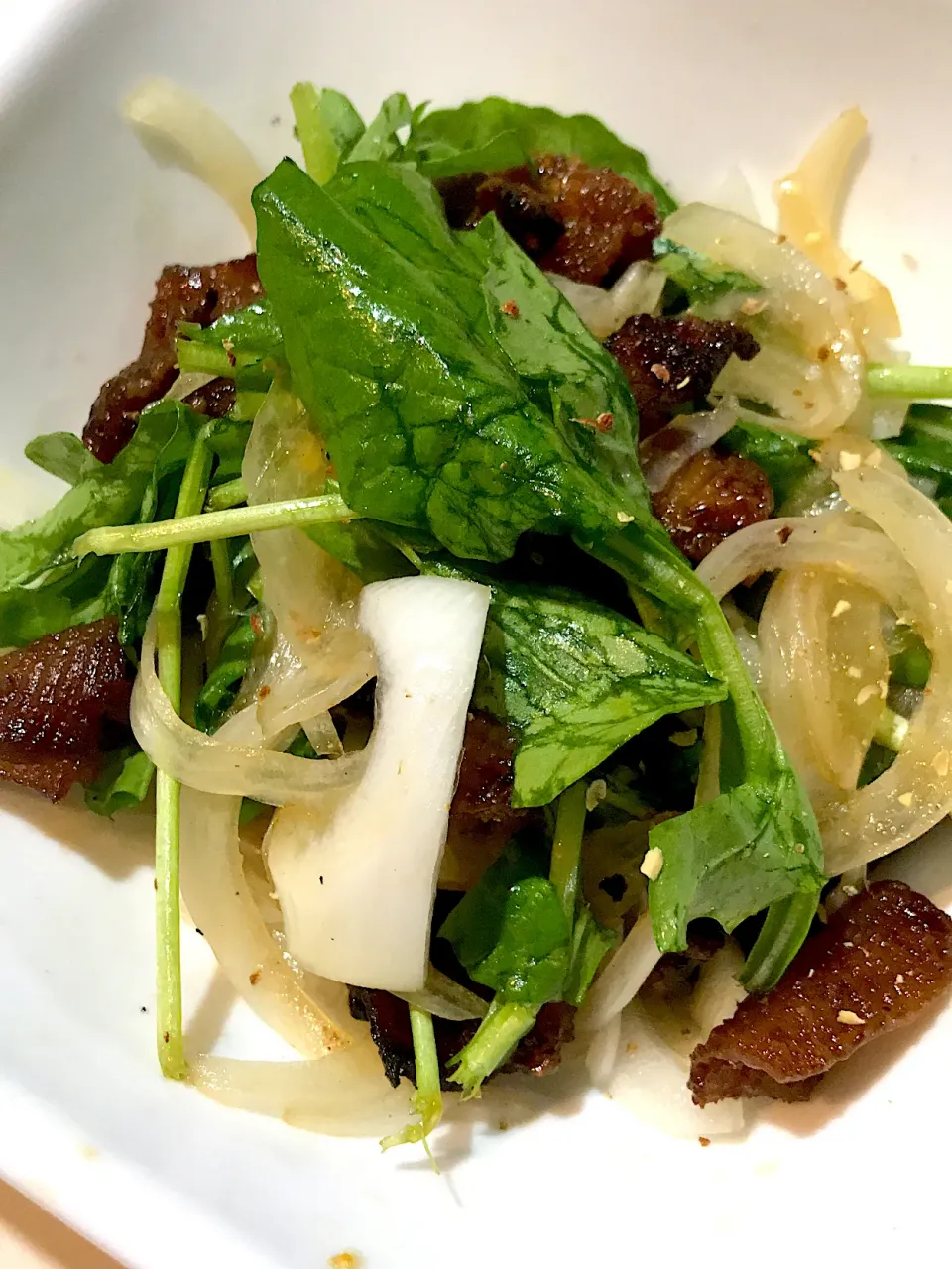 やきとりのとり皮をトースターでカリカリにして生野菜とポン酢で😋|ノムリエさん