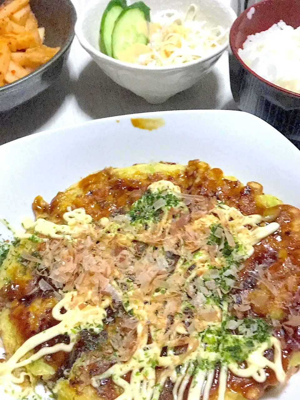 お好み焼き、サラダ、ご飯、大根キムチ|Ayaさん