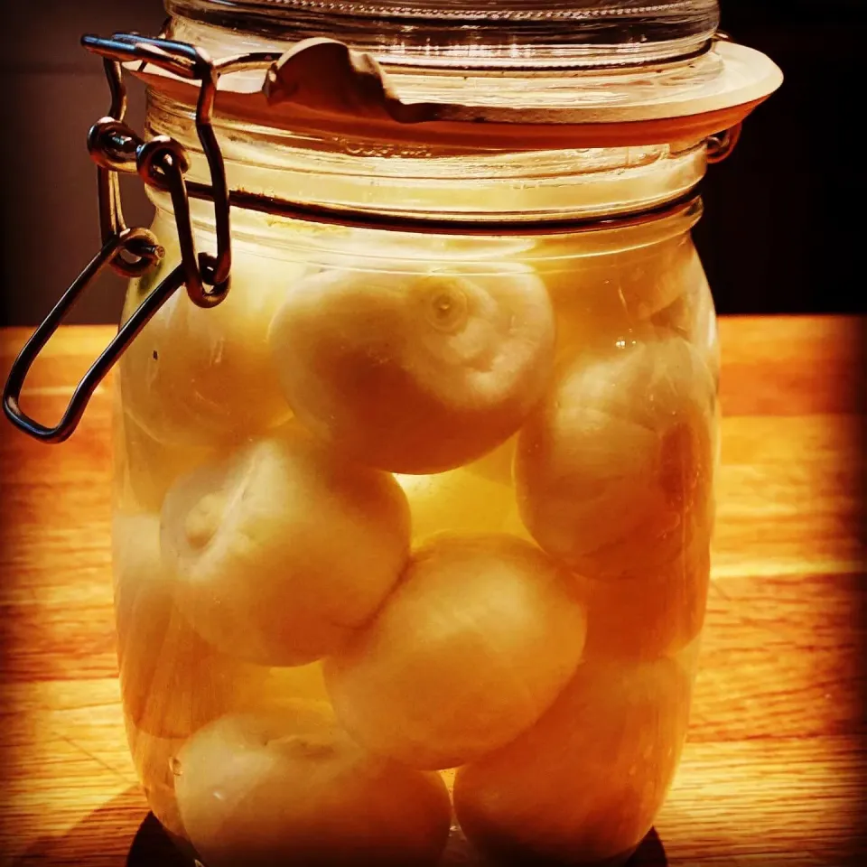 Made fresh Pickled Onions an old school favorite growing up from our local chip shop ! The onion vinegar great with fresh chips #Chefemanuel #pickled #onion|Emanuel Hayashiさん