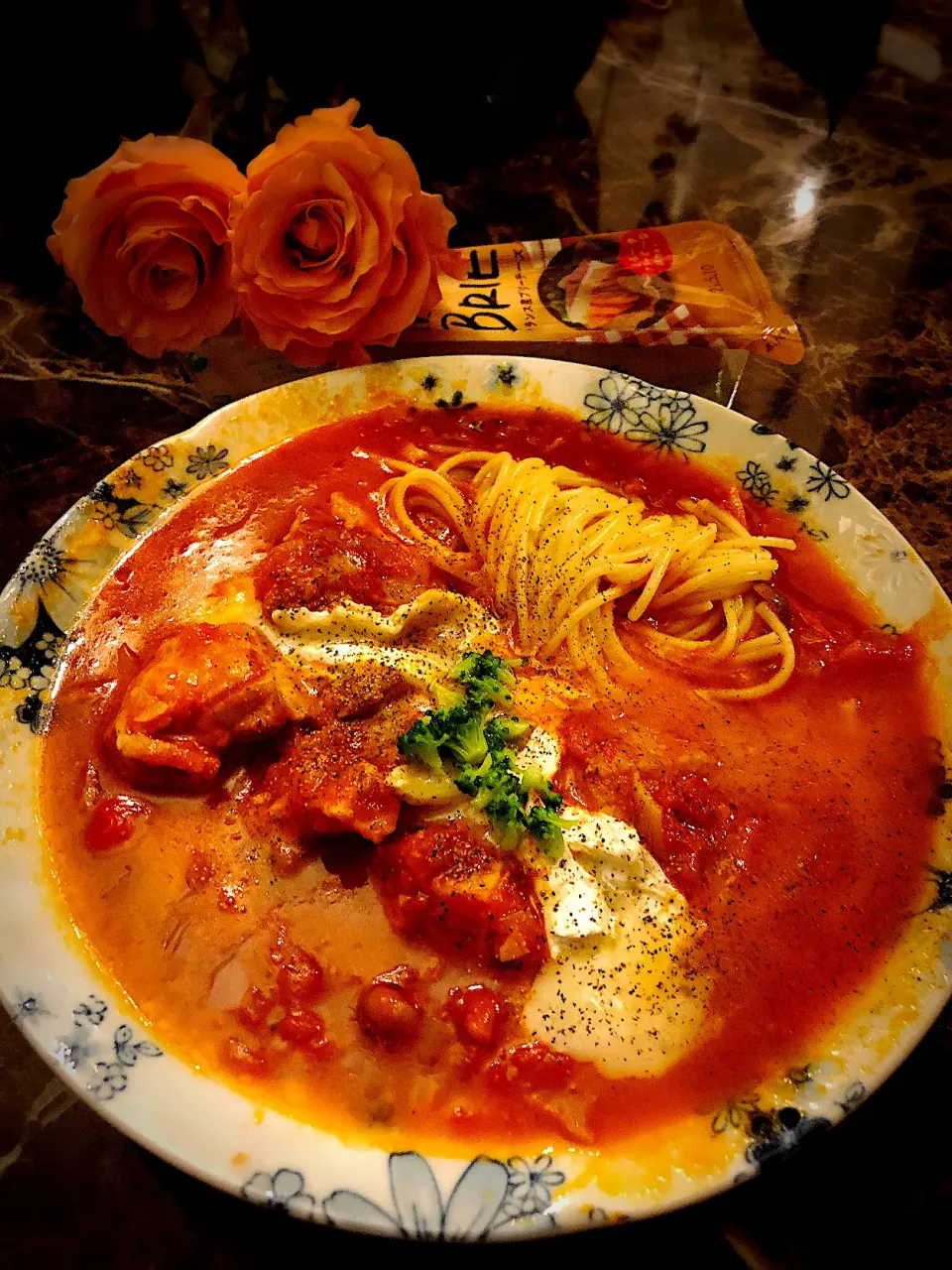 汁だく❣️チキンのトマト煮🍅とろけたル・ルスティックブリーチーズでマイルドになって相性バツグン❣️|💍ごはん🍚さん