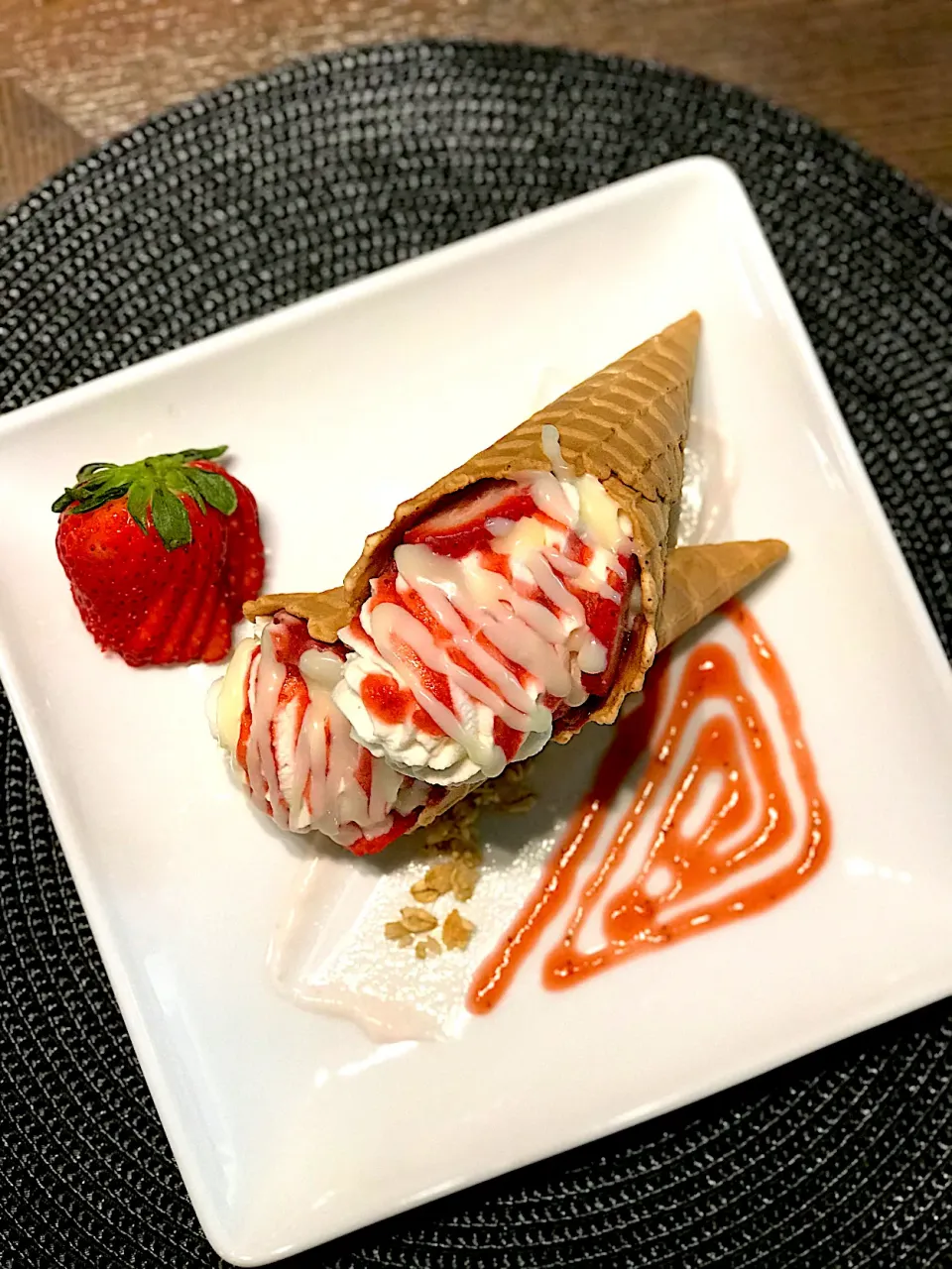 Strawberries & Cream-Cheese Cones 😋|Moxie’s Cheesecakesさん