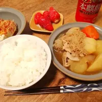 Snapdishの料理写真:夜ご飯
肉じゃが
冷奴
お米
イチゴ🍓|mokomokoさん