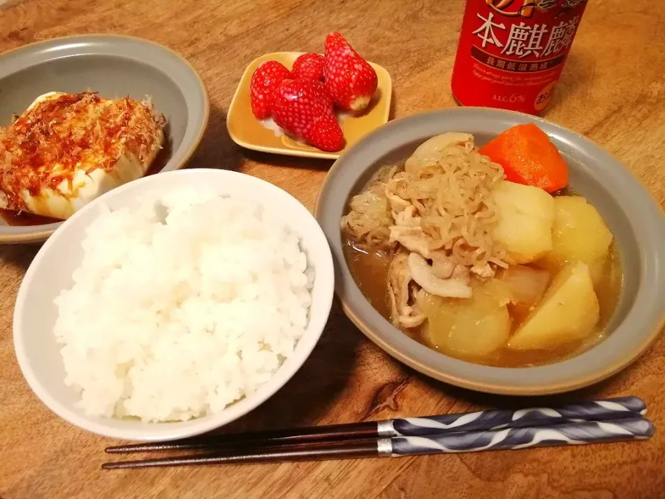 Snapdishの料理写真:夜ご飯
肉じゃが
冷奴
お米
イチゴ🍓|mokomokoさん